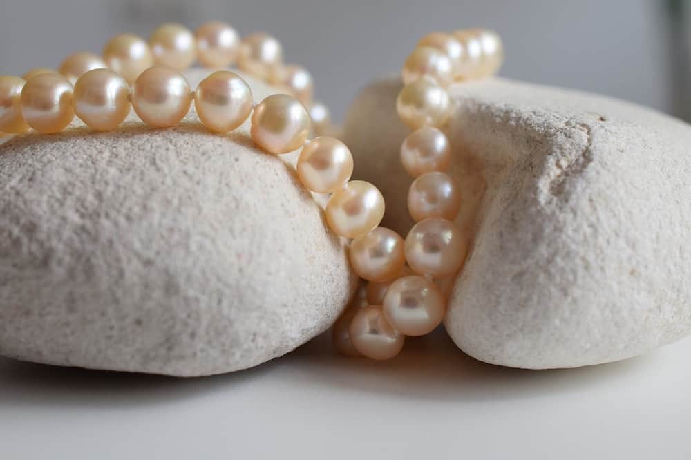 Pearl necklace between rocks